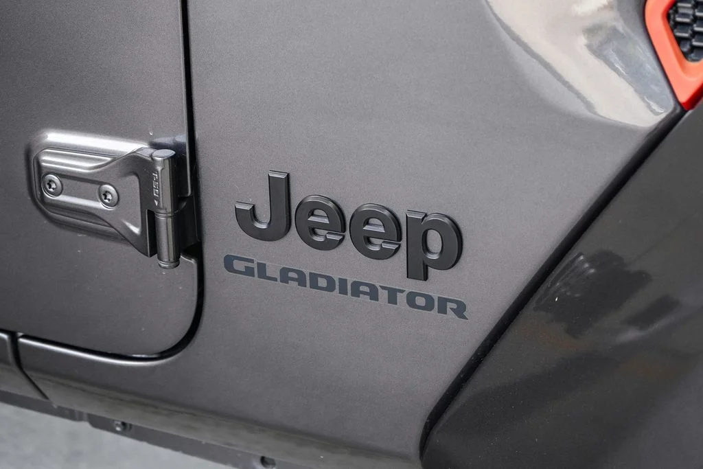 Used 2022 Gray Jeep Altitude image 9
