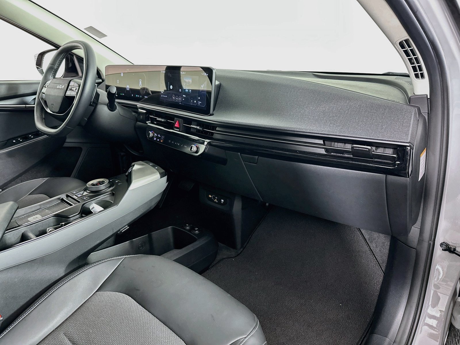 Used 2025 Wolf Gray Kia Light image 28