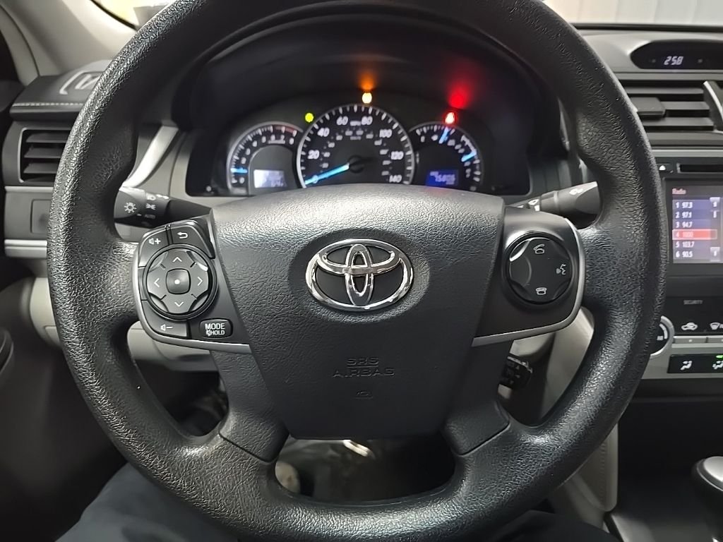 Used 2014 Silver Toyota LE image 21