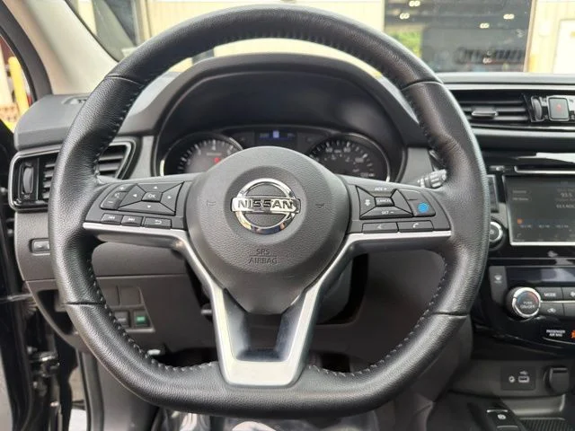 Used 2022 Black Nissan SL image 27