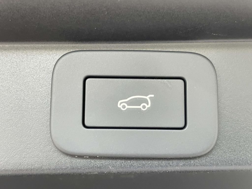 New 2026 Carpathian Grey Land Rover SE image 17