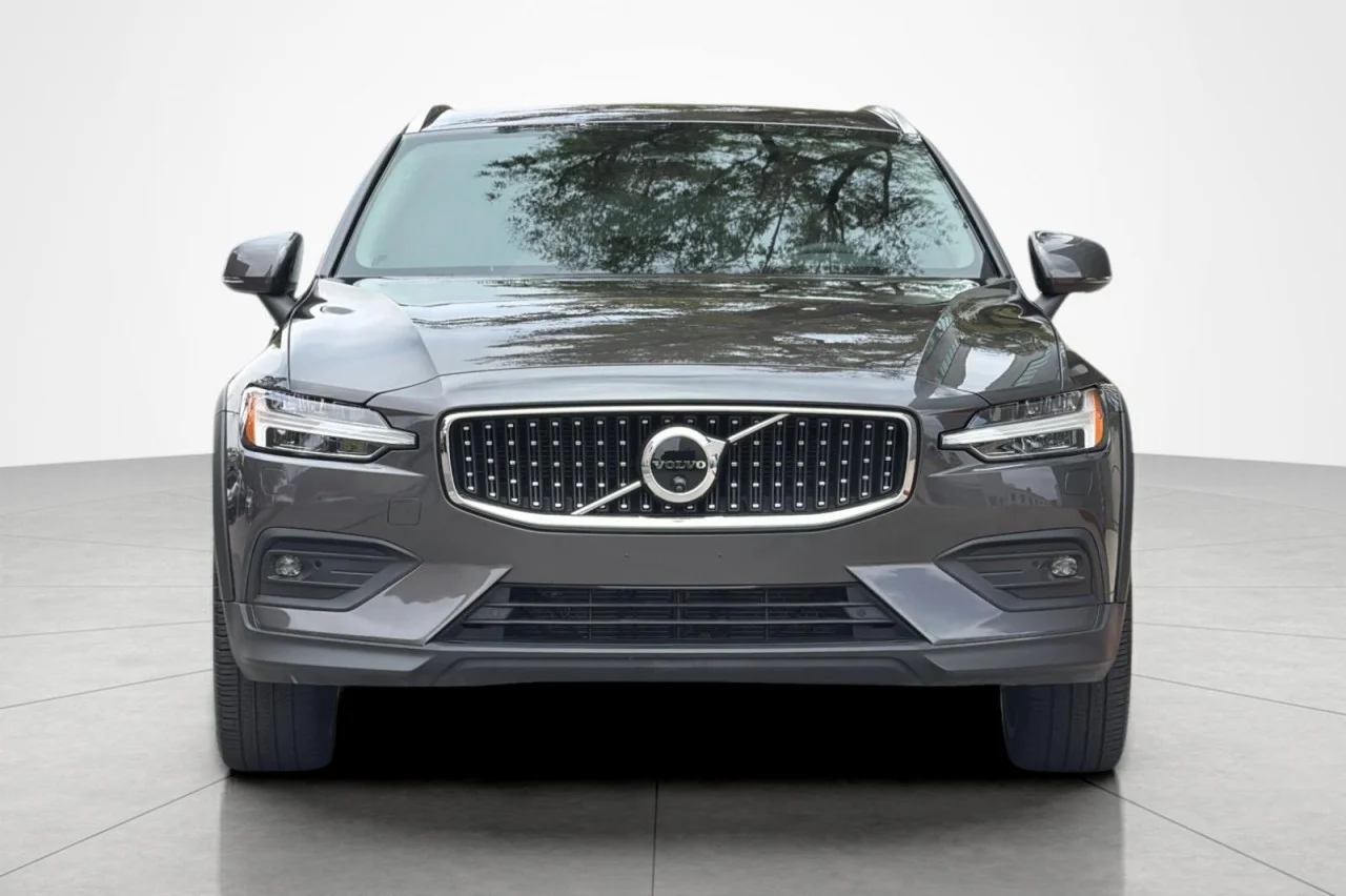 Used 2025 GREY Volvo Plus image 8