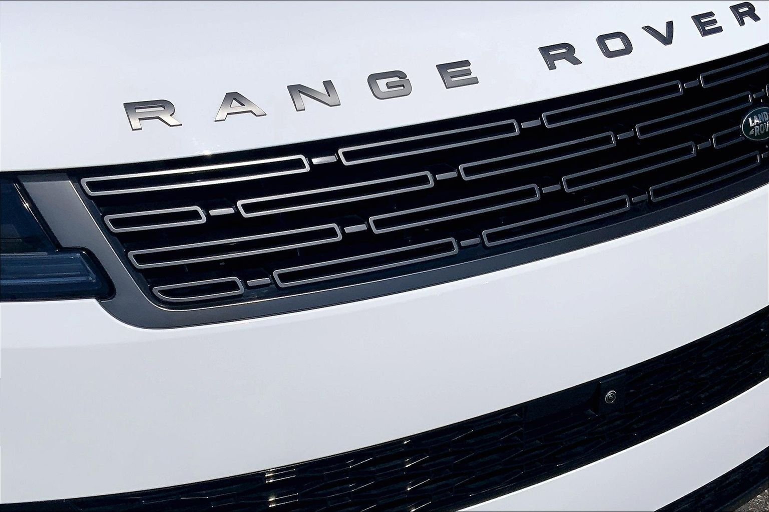 Certified Used 2025 Fuji White Land Rover SE image 30
