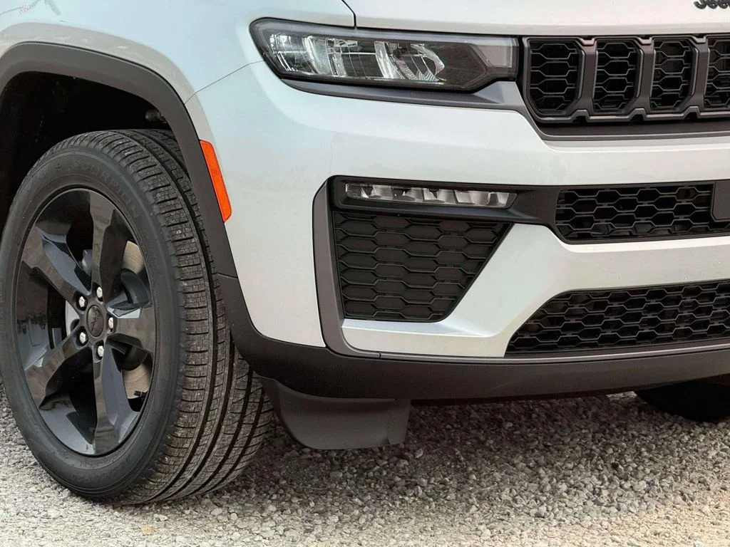 New 2026 Silver Zynith Exterior Paint Jeep Limited image 5