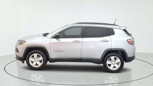 Used 2022 Silver Jeep Latitude image 6