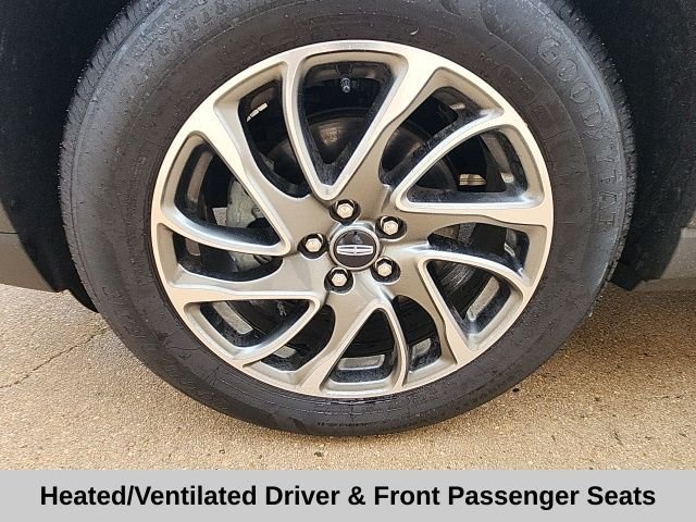 Used 2022 White Metallic Lincoln Standard image 13