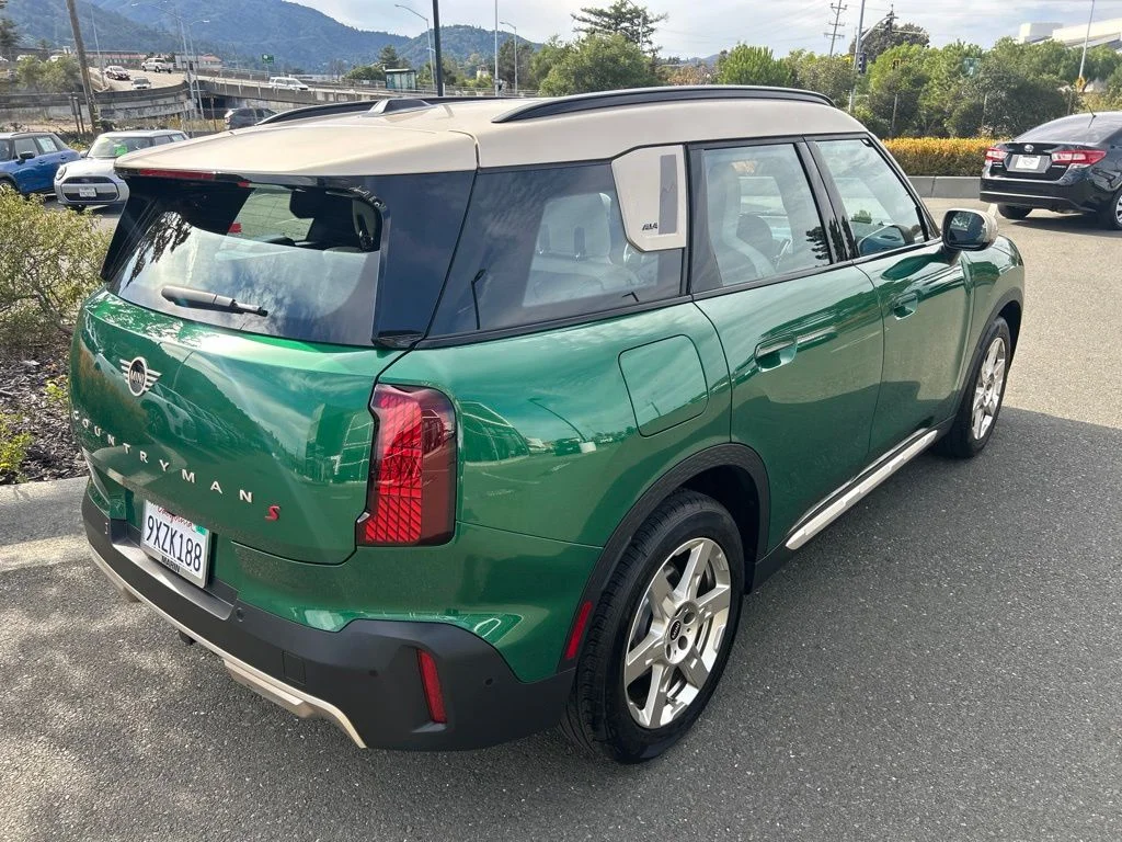 Certified Used 2026 Green MINI Signature Plus image 5