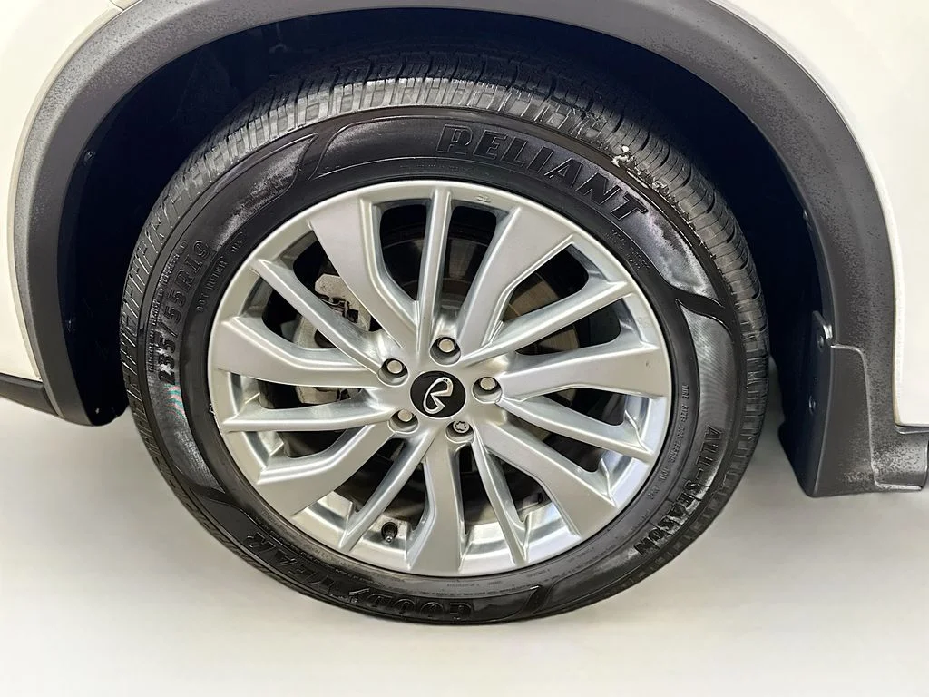 Certified Used 2023 White INFINITI LUXE image 43