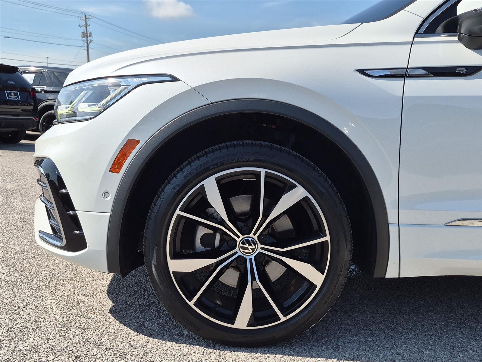 Used 2022 Oryx White Pearl Volkswagen SEL R-Line image 10