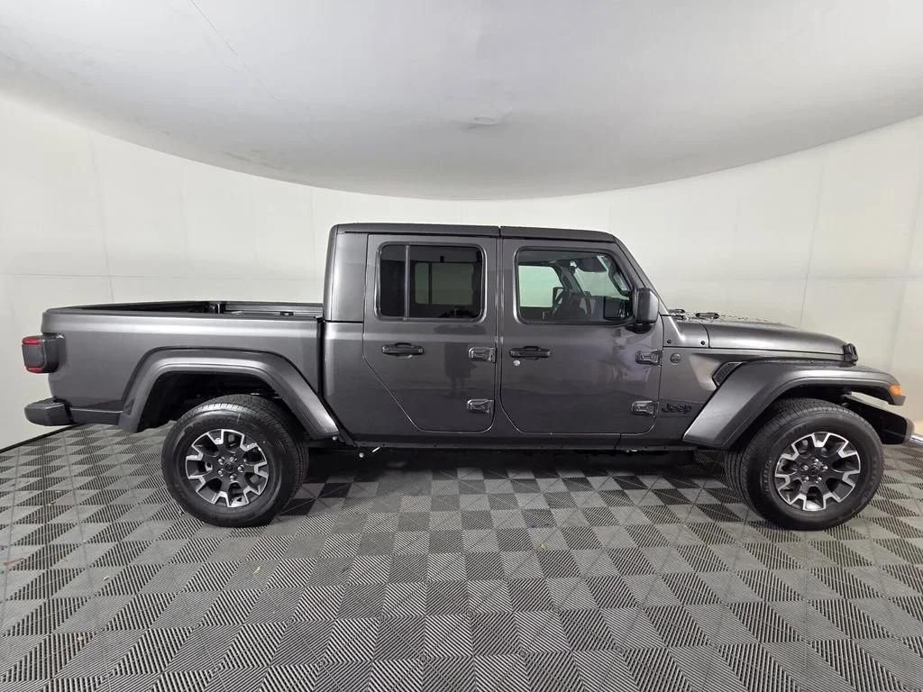 New 2026 Granite Crystal Metallic Clear-Coat Exterior Paint Jeep Sahara image 5