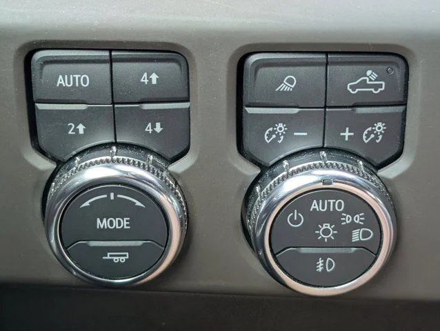 Used 2023 White Frost Tricoat GMC Denali image 23