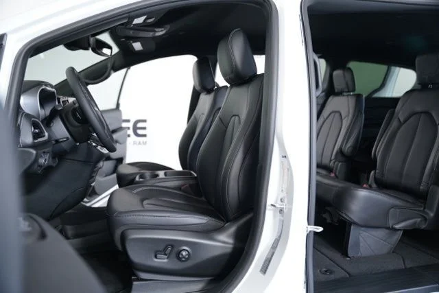 2025 Chrysler Pacifica Select - Photo 21