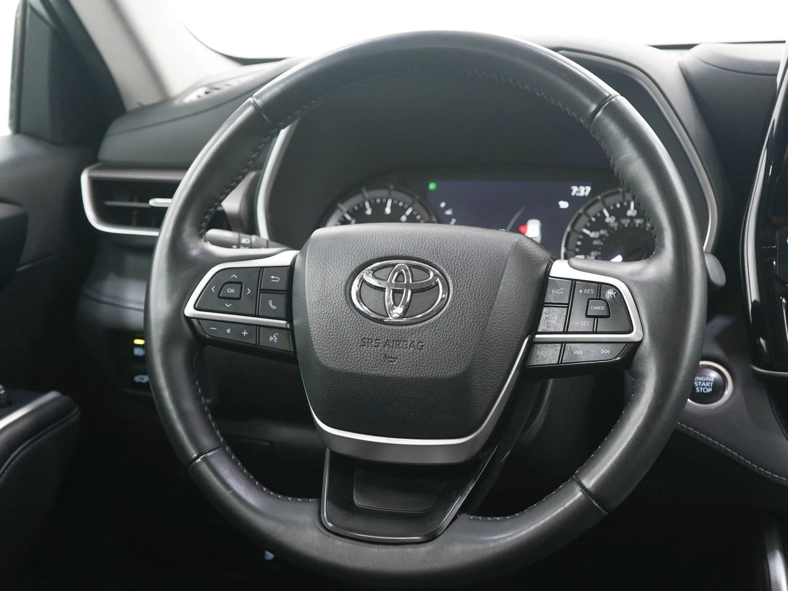Used 2024 Silver Toyota XLE AWD (Natl) image 18