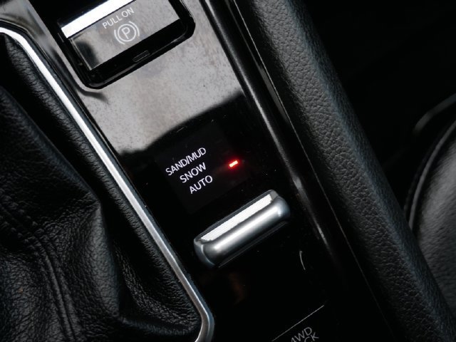 Used 2024 Black Jeep Latitude image 19