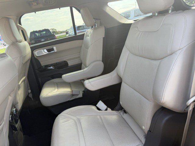 Used 2022 Red Metallic Ford Platinum image 27