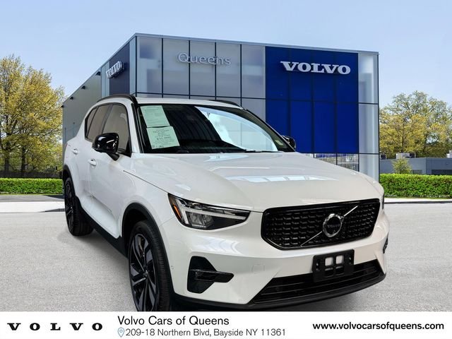 2024 Volvo XC40 B5 Plus Dark Theme