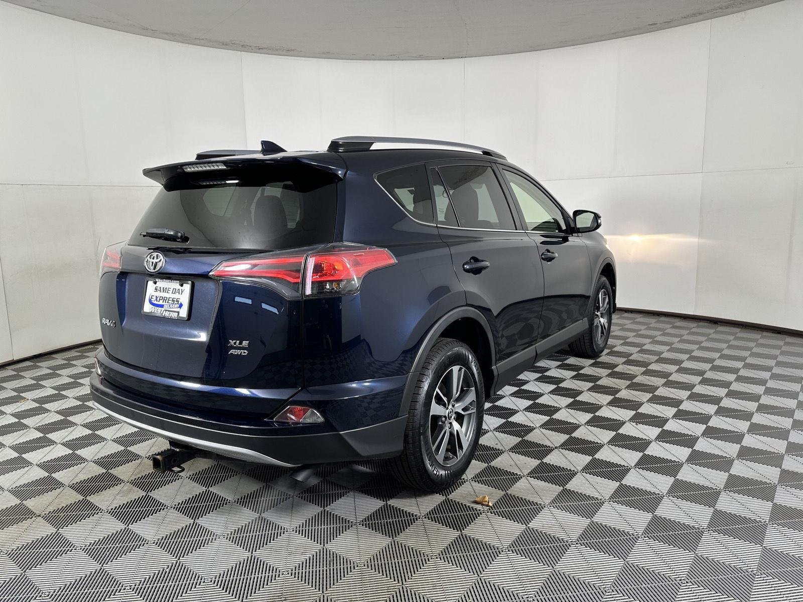 Used 2018 Galactic Aqua Mica Toyota XLE image 13