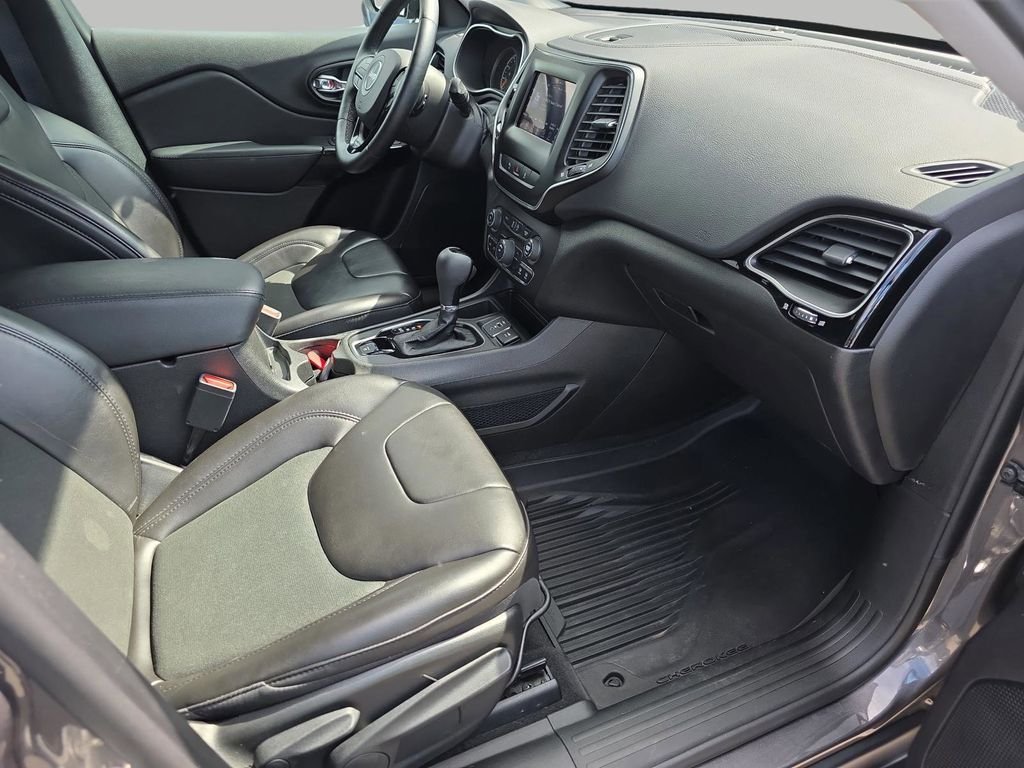 Used 2021 Gray Jeep Latitude Plus image 30