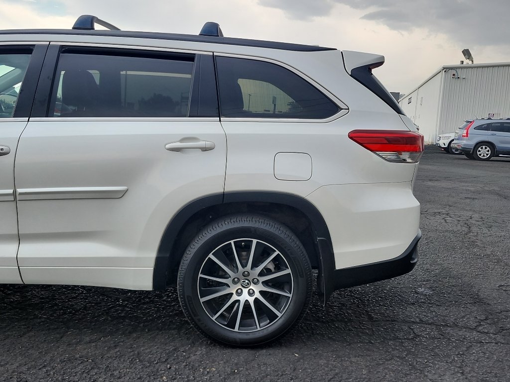 Used 2018 Blizzard Pearl Toyota SE image 9