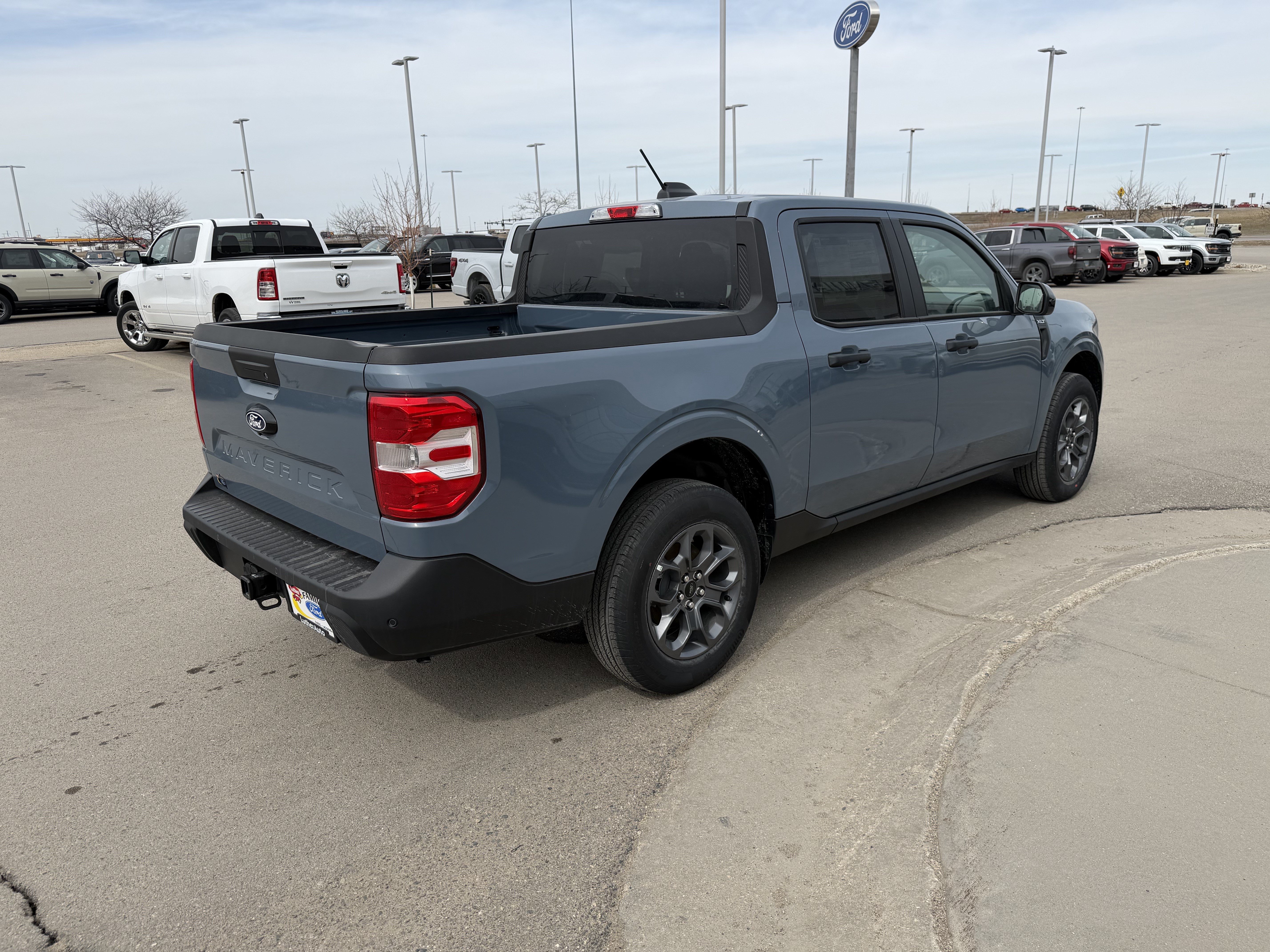 New 2025 Azure Gray Metallic Tri-Coat Ford XLT image 4