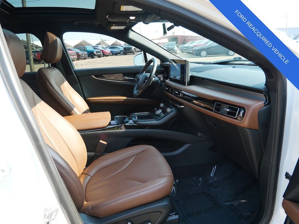 Used 2023 White Lincoln Reserve image 11