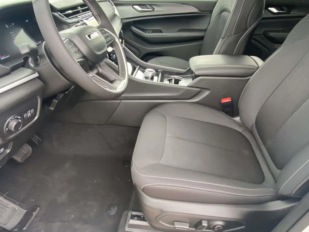 New 2026 Bright White Clear-Coat Exterior Paint Jeep Laredo X image 13