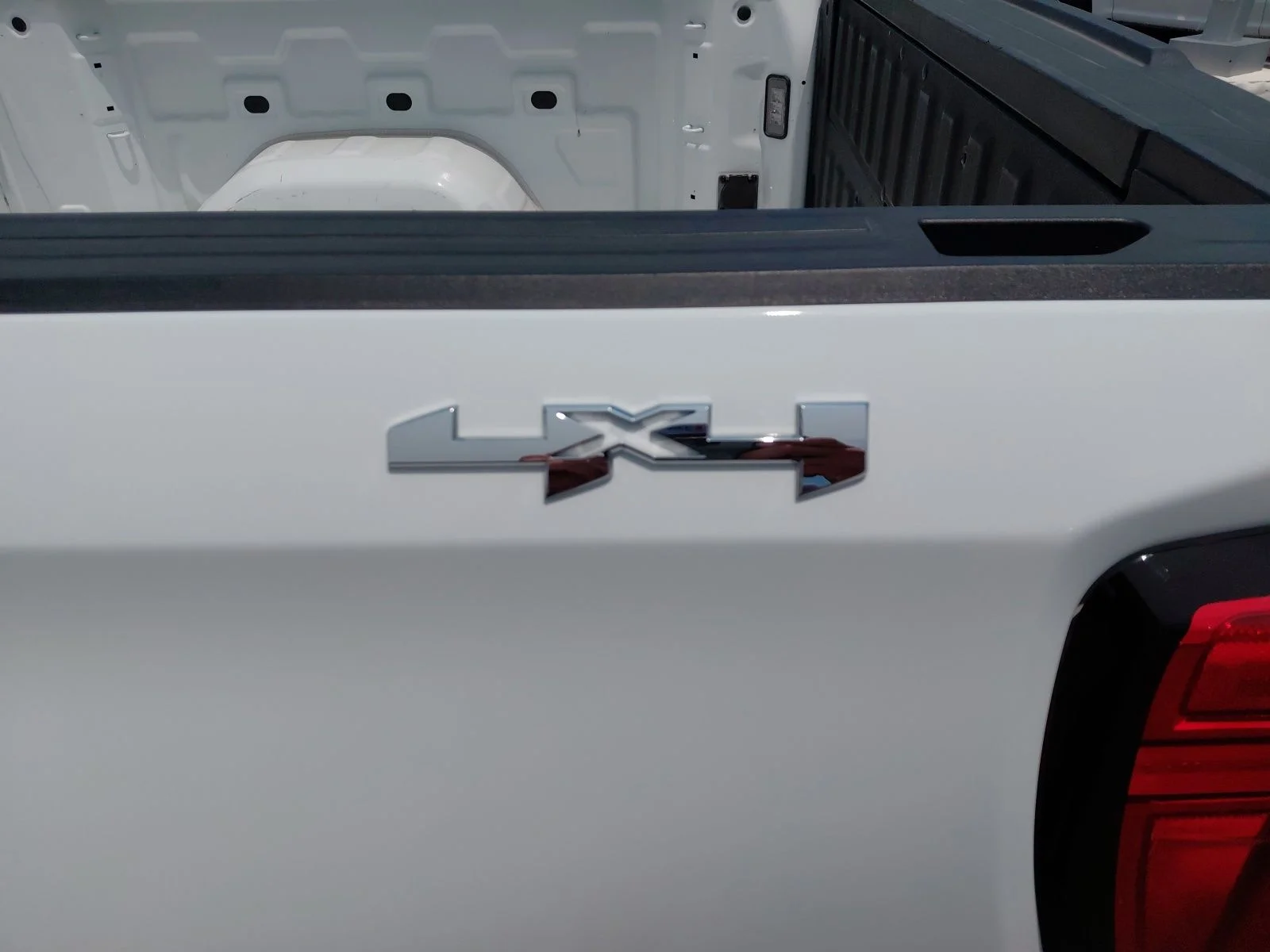 Used 2025 White GMC SLT image 17