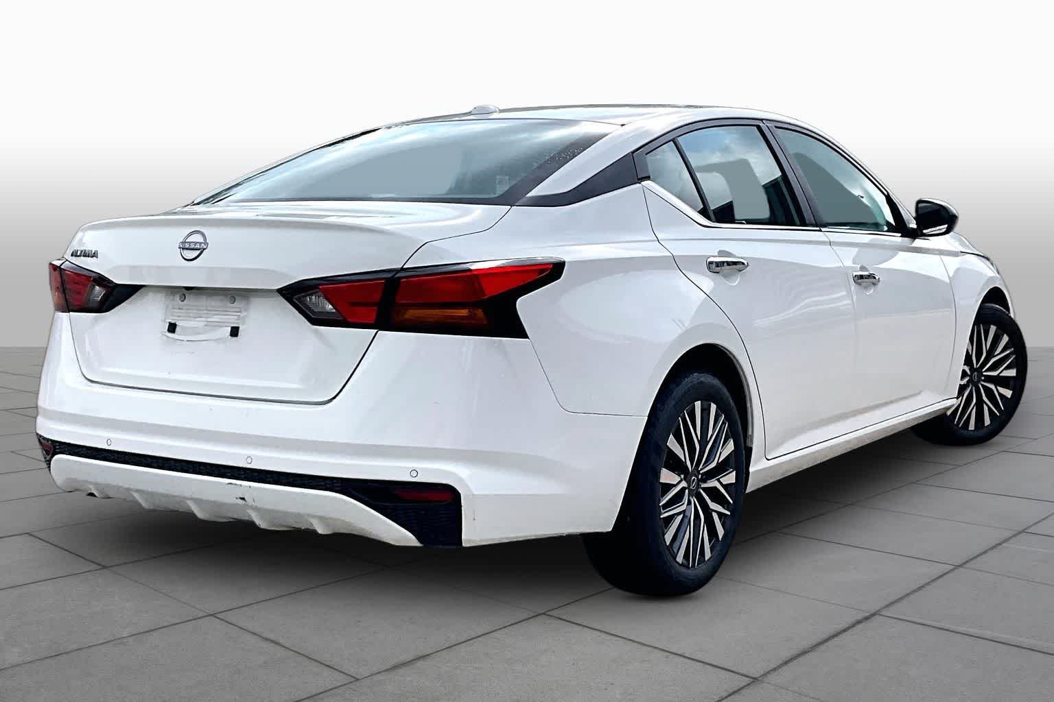 Used 2025 Glacier White Nissan SV image 12