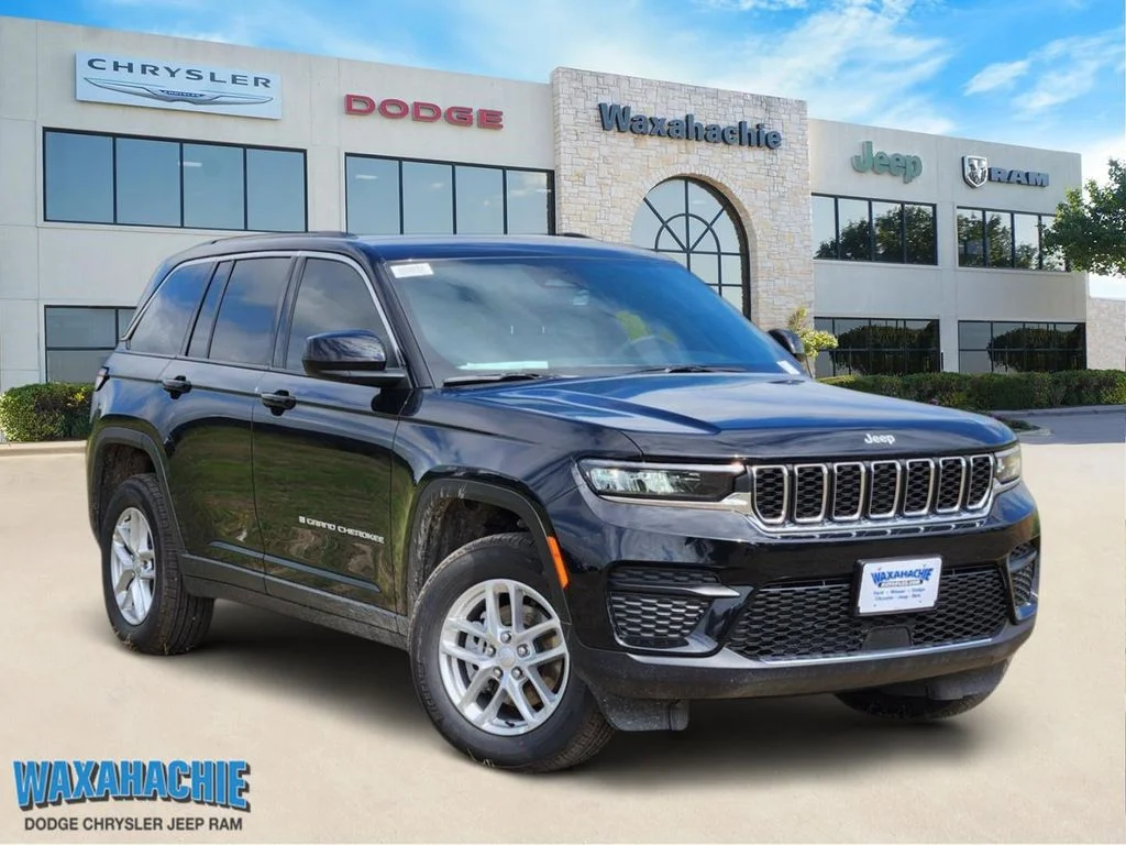 New 2026 Diamond Black Crystal Pearl-Coat Exterior Paint Jeep Laredo image 1