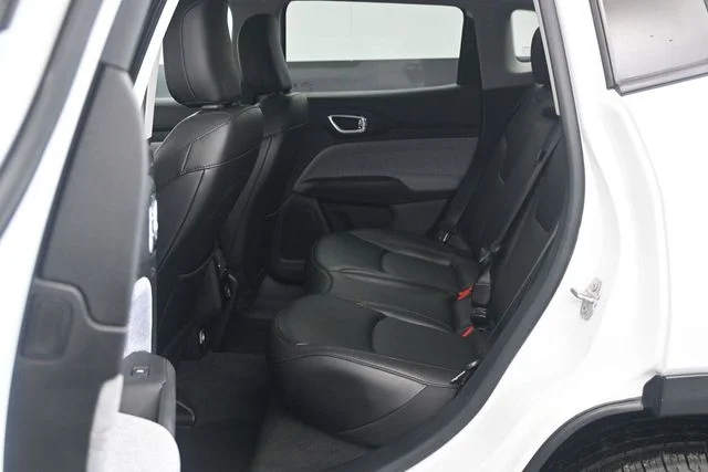 Certified Used 2022 Bright White Clearcoat Jeep Latitude Lux image 5