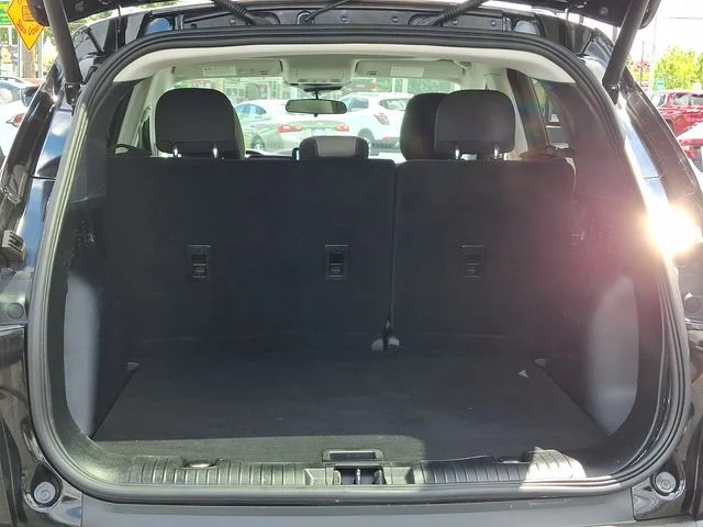 Used 2022 Black Ford SE image 30