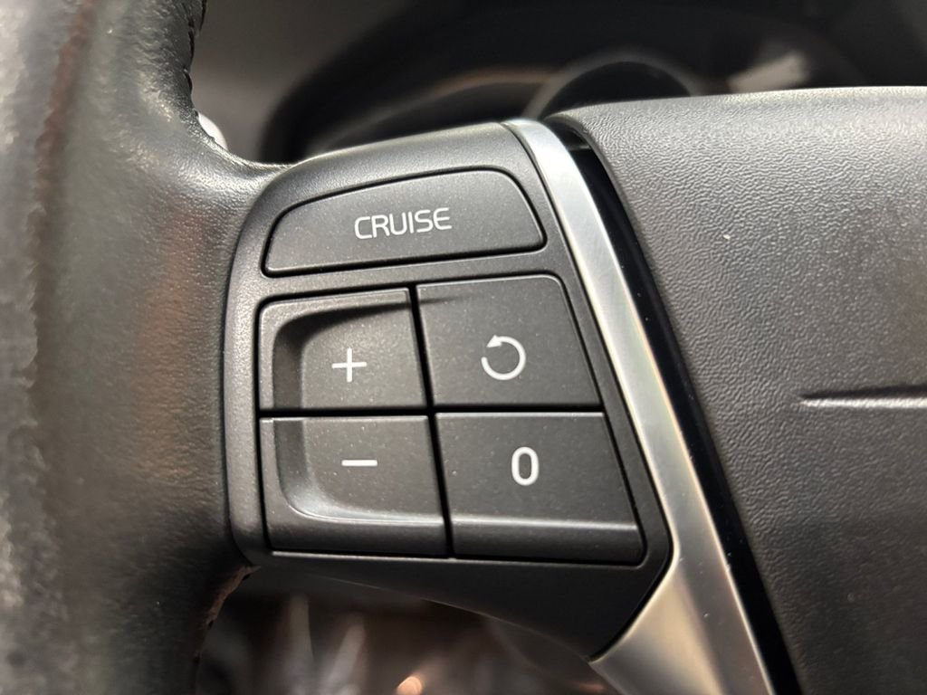 Used 2017 Onyx Black Metallic Volvo T5 image 26