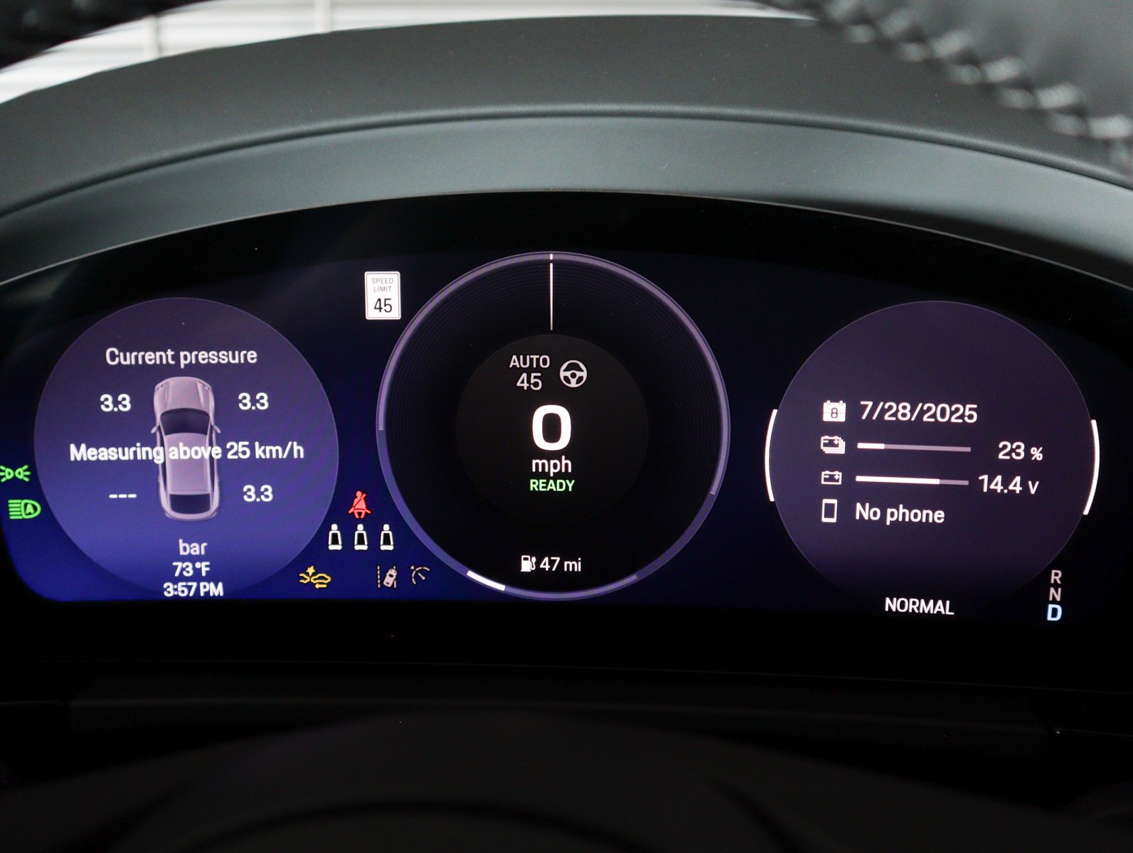 2025 Porsche Macan Turbo Electric - Photo 18