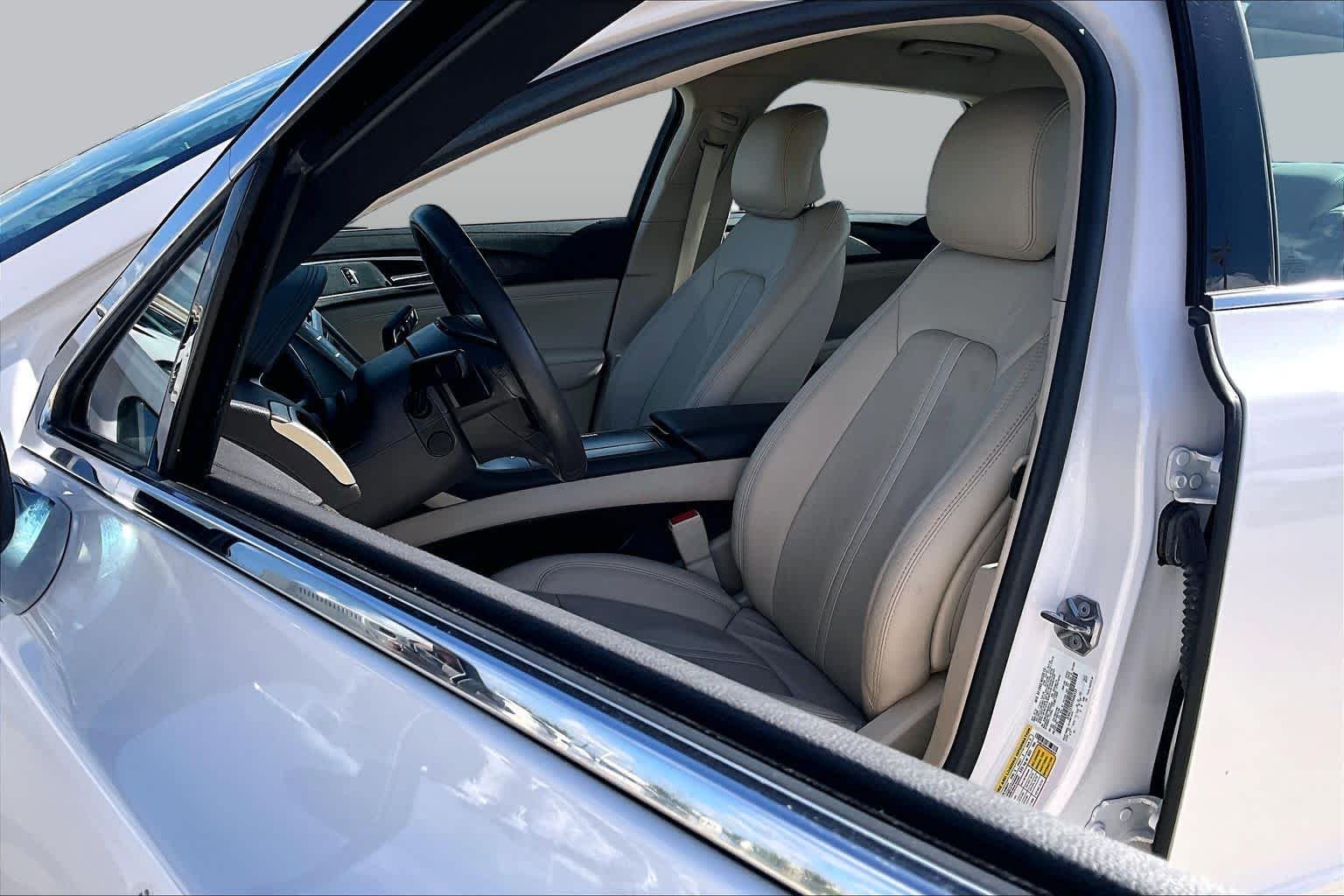 Used 2017 White Platinum Metallic Tri-Coat Lincoln Reserve image 8