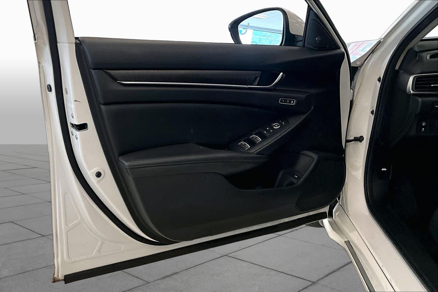 Used 2019 Platinum White Pearl Honda EX-L 1.5T image 19