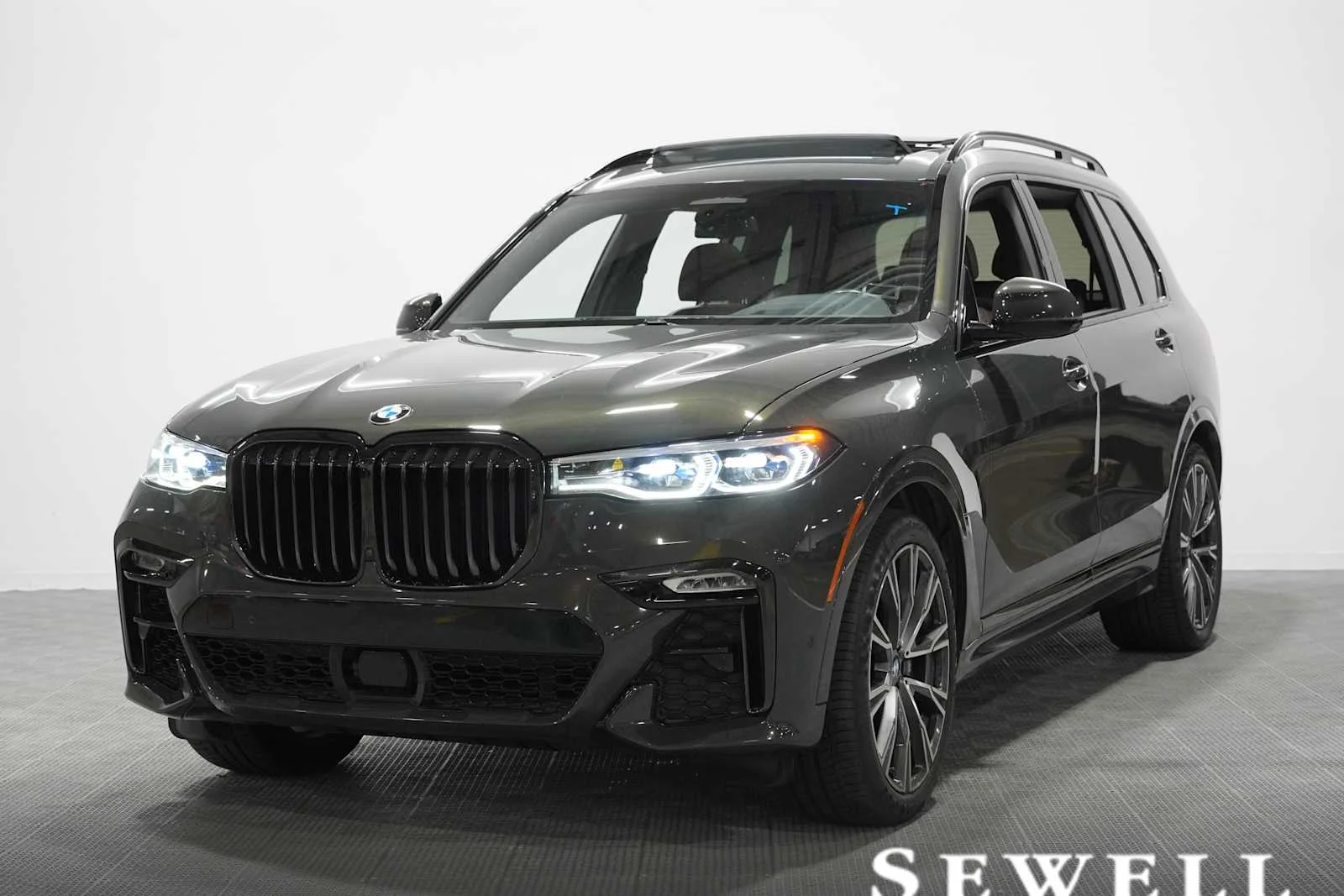 2021 BMW X7 M50i's photo
