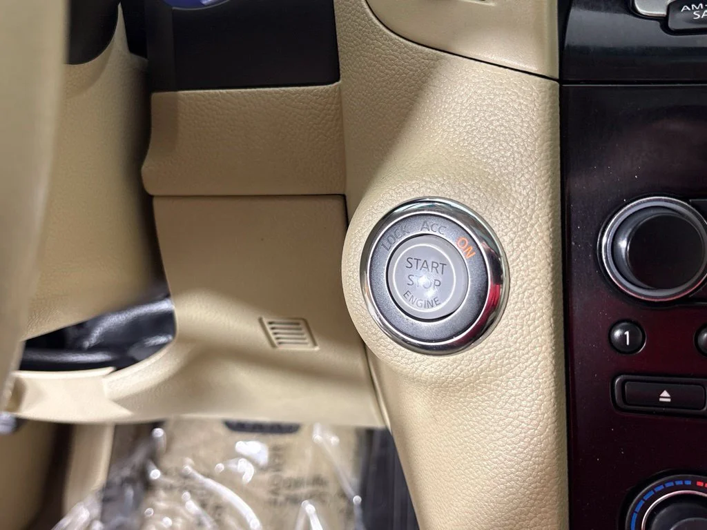 Used 2014 White INFINITI Base image 30