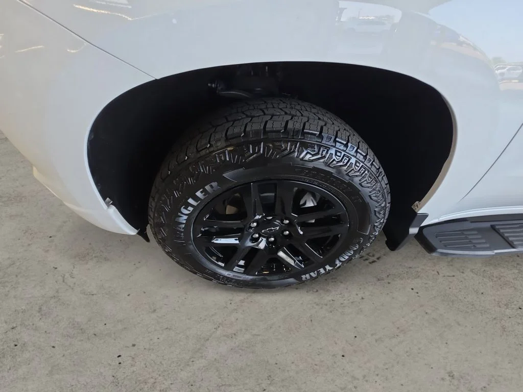 Used 2025 White Chevrolet RST image 9
