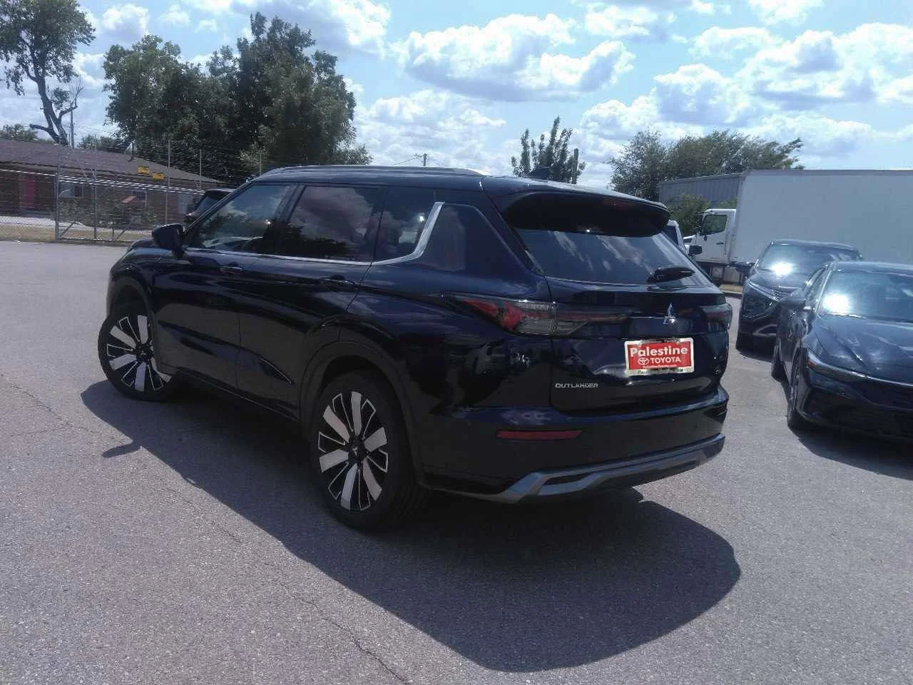 Used 2025  Mitsubishi SEL image 4