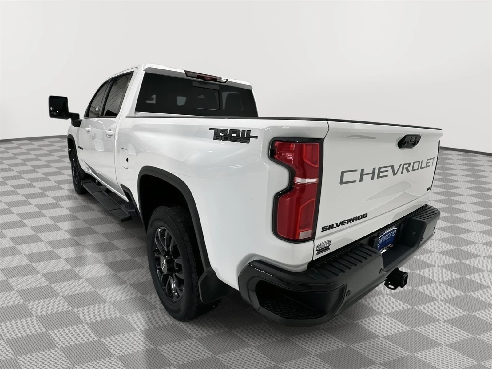 Used 2025 Summit White Chevrolet LTZ image 3