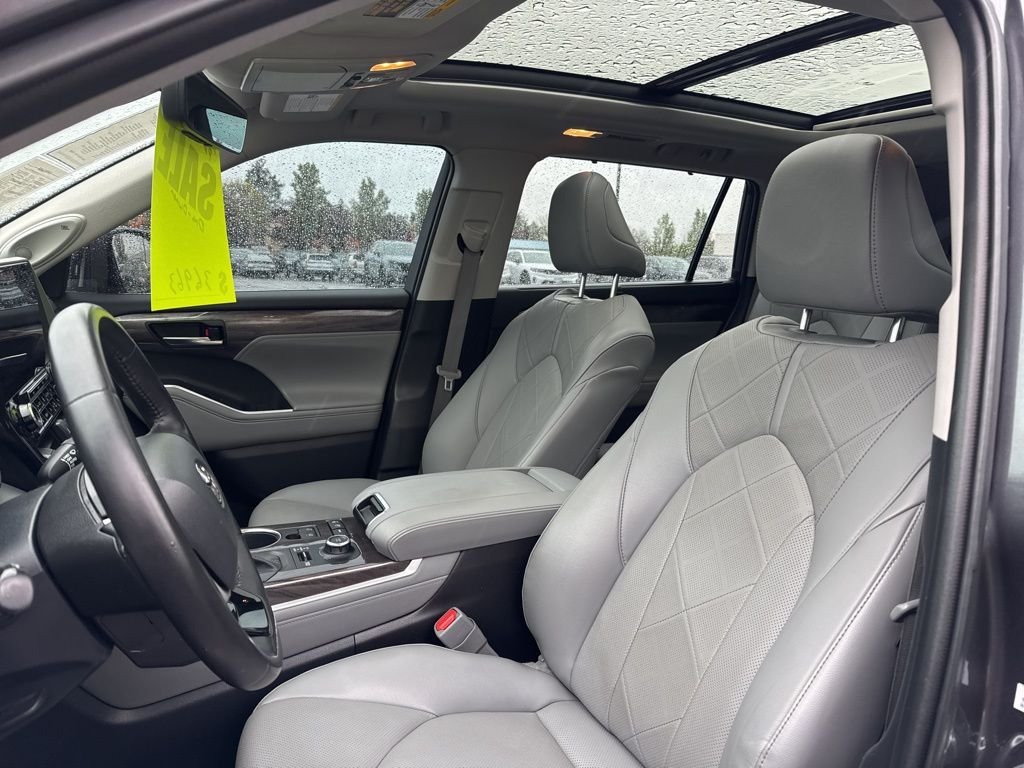 Used 2022 Magnetic Gray Metallic Toyota Platinum image 9