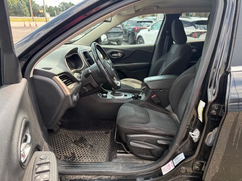 Used 2017 Black Jeep Latitude image 9