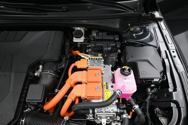 Used 2025 Black Hyundai SEL Sport image 31