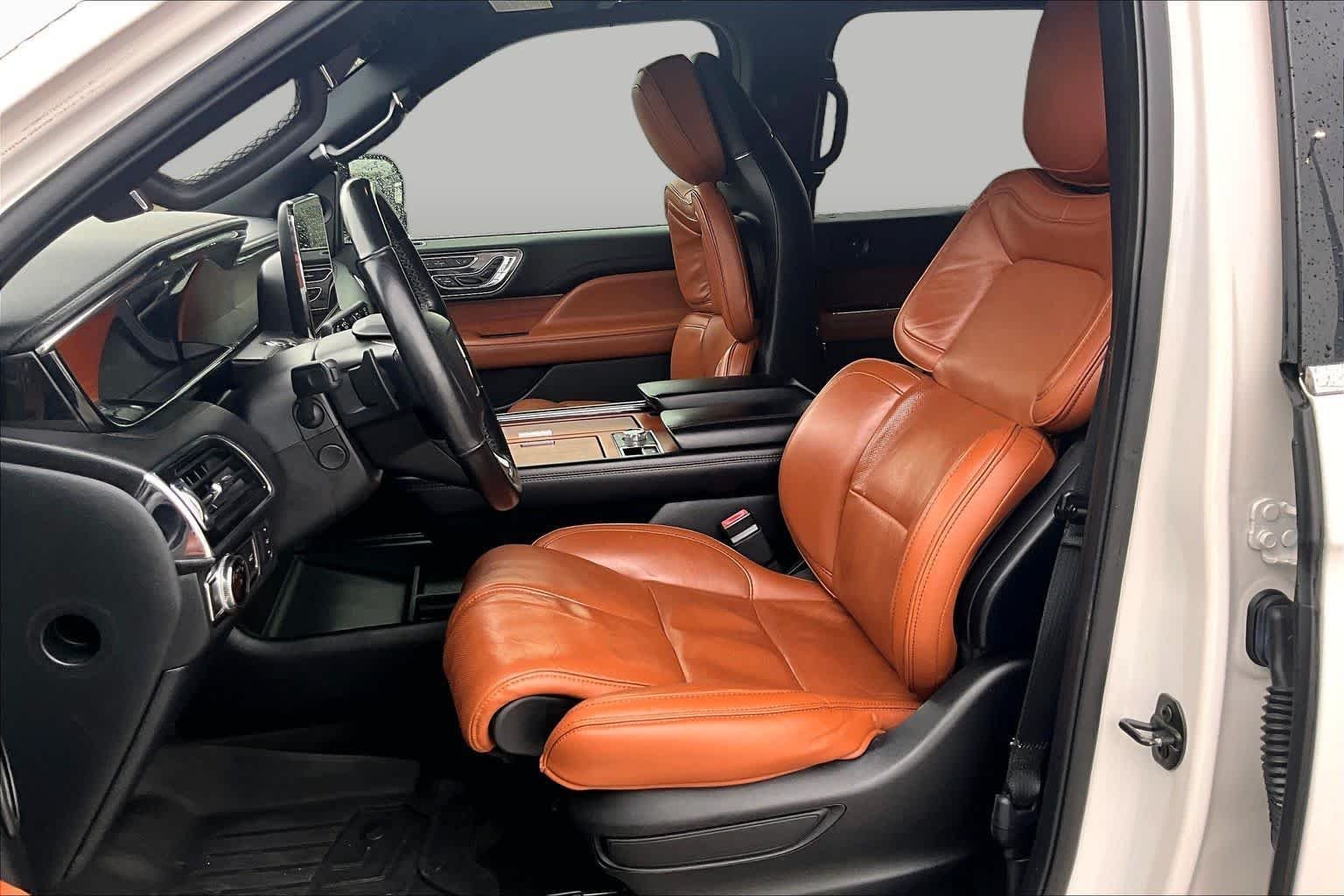Used 2018 White Platinum Metallic Tri-Coat Lincoln Reserve image 8