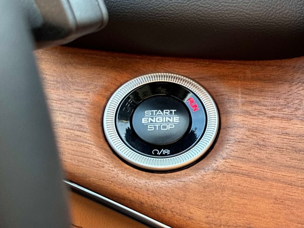 Used 2025 White Jeep Summit Reserve image 30