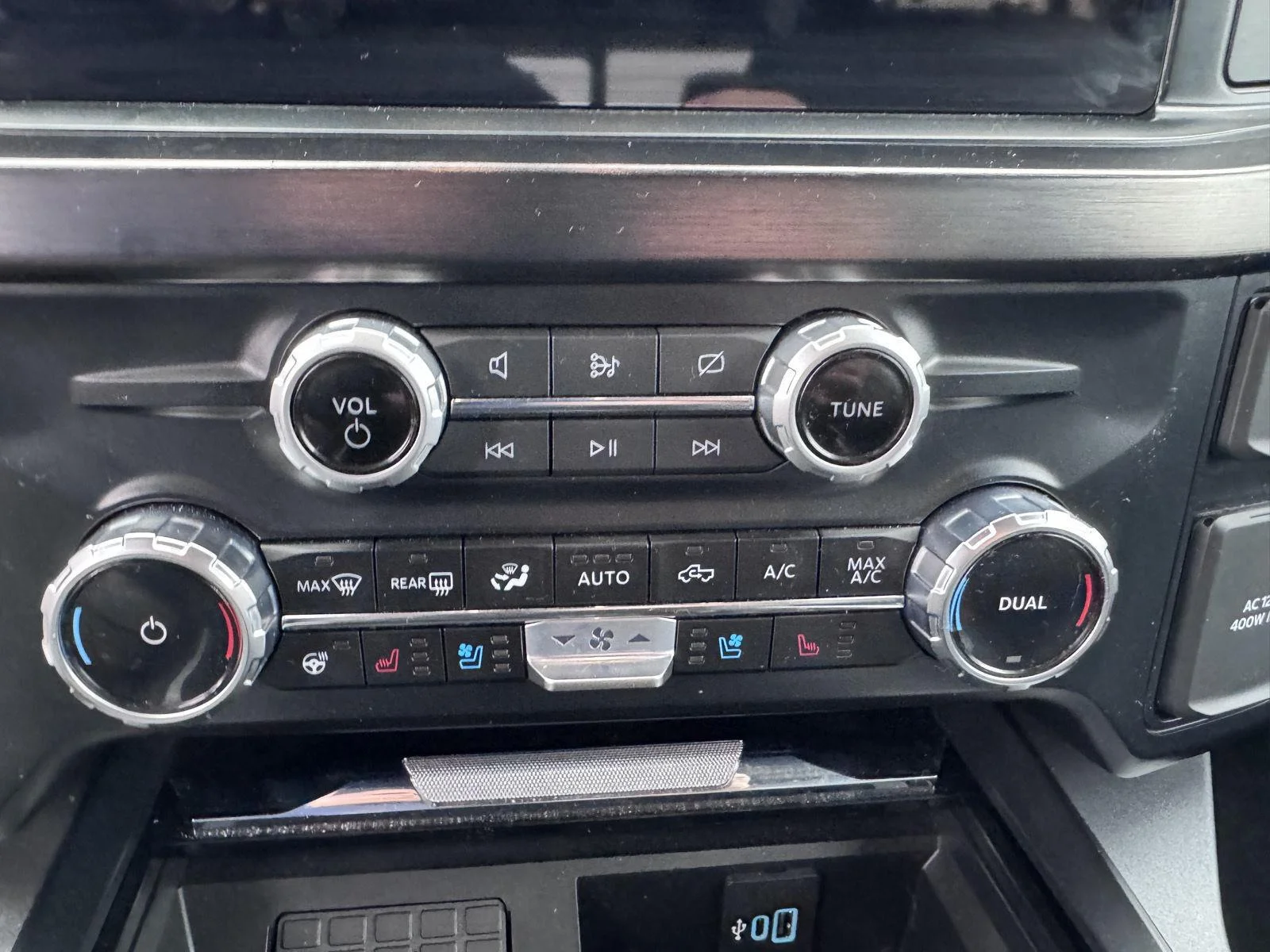 Used 2023 Star White Metallic Tri-Coat Ford Lariat image 18