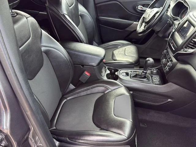 Used 2019 Gray Jeep Latitude Plus image 9