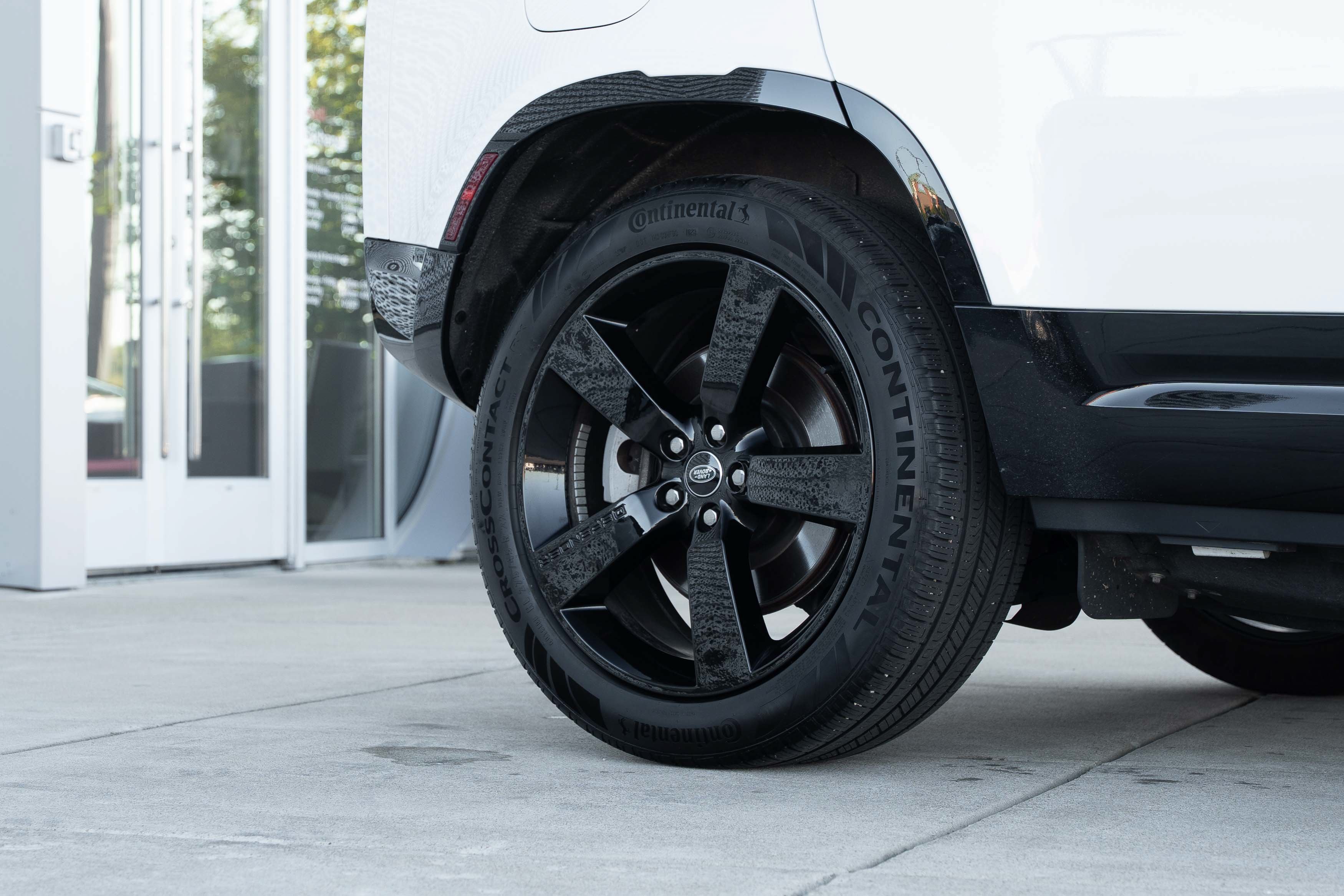 Used 2023 Fuji White Land Rover X-Dynamic SE image 31