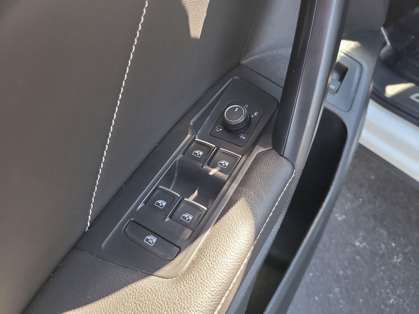 2022 Volkswagen Tiguan SEL R-LINE - Photo 17