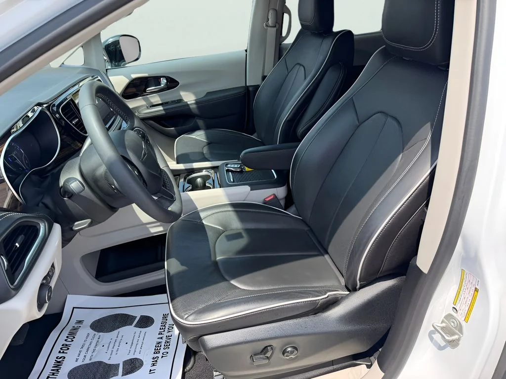 Used 2024 Bright White Clearcoat Chrysler Limited image 20
